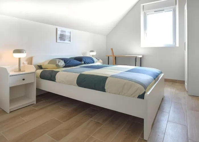 Holiday home 3 Bedroom Beautiful In Creances